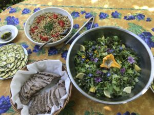 insalata di ceci, insalata di campo e fiori, pane cotto a legna